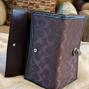 COACH VINTAGE 2000s HAMPTON TURN-LOCK BIFOLD WALLET IN BROWN SIGNAURE JACQUARD